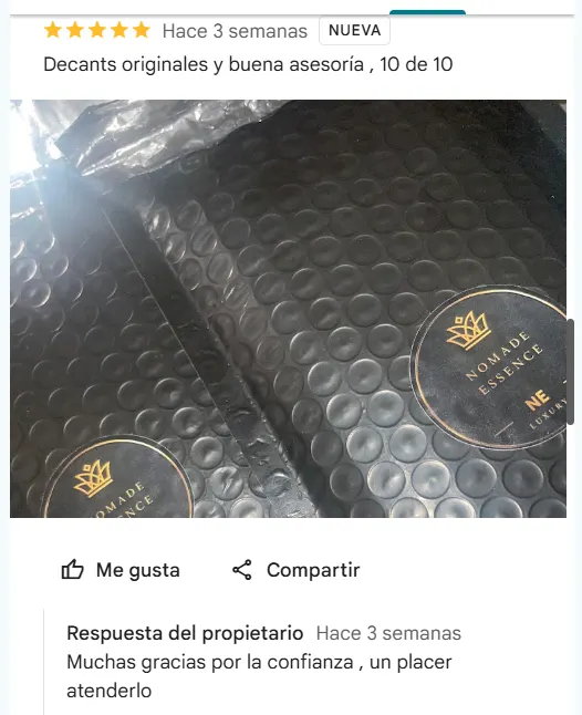 Reseña de cinco estrellas sobre decants originales y buena asesoría, con una foto del empaque NOMADE